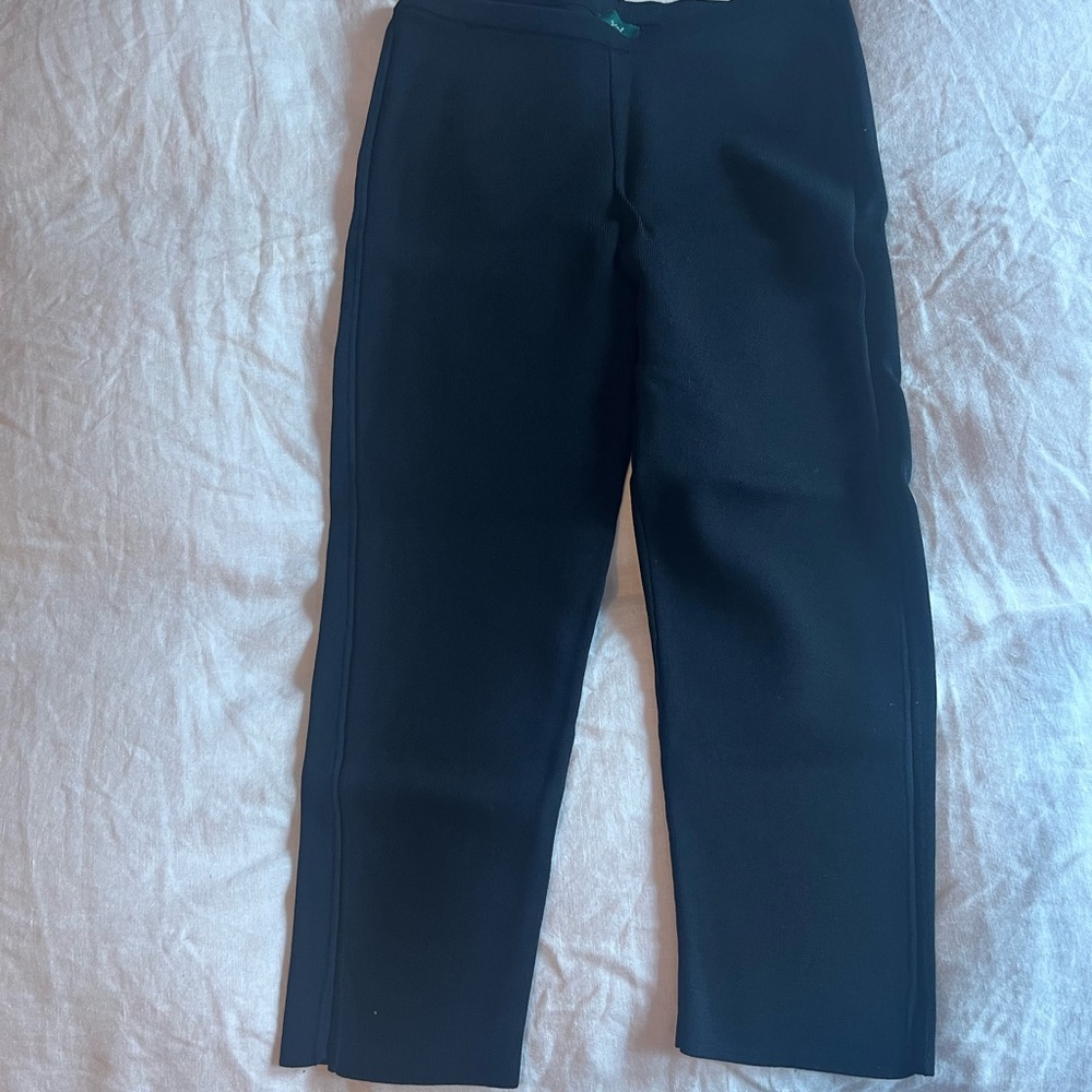 Black Women's Capris - Sleek Pull-On Stretch Fit